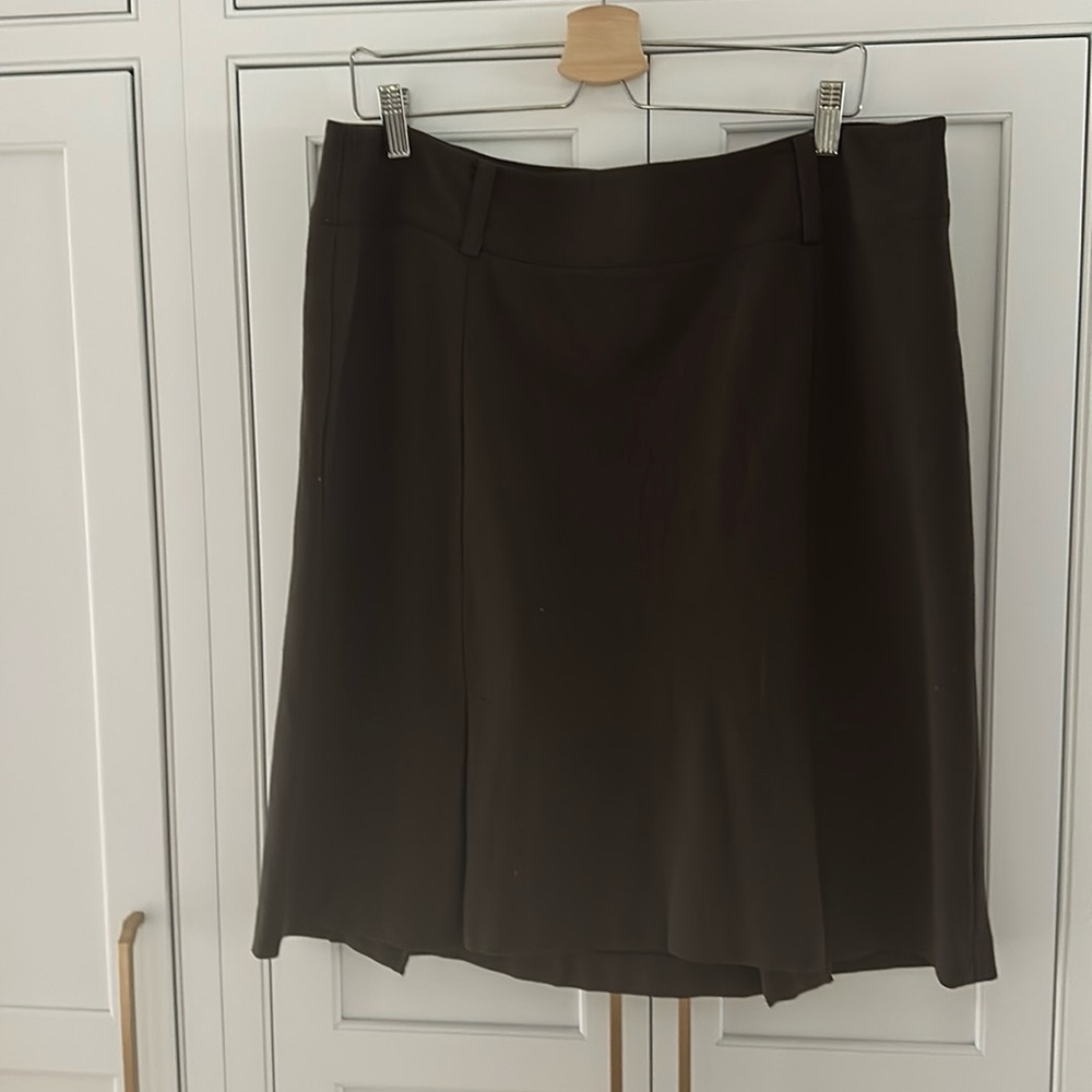 Ann Taylor Size 16 business skirt, brown.